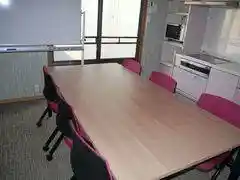 貸会議室鴨川デルタ　アオゲラ キッチンのある貸会議室