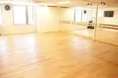 【ウィズダムアカデミー千葉幕張校(多目的スタジオ)】