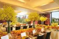 平安神宮大鳥居を望む広々としたパーティ会場と総檜造りの能舞台