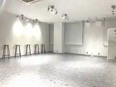 白を基調としたシンプルな撮影スタジオ