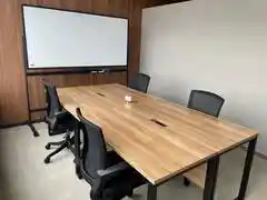 いいオフィス豊見城 4名用会議室