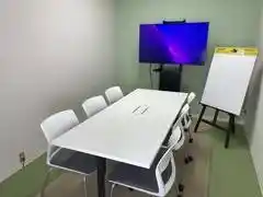 コワーキングスペースAxEL 50インチモニター完備