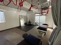 電動昇降式ベッド、トレーニング機材がある多目的レンタルスペース