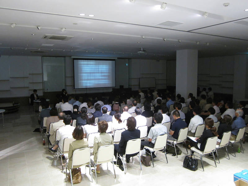 京都の中心地の各駅から徒歩１０分以内。各方面からのアクセスが便利です。イベントホール洛央（大ホール）