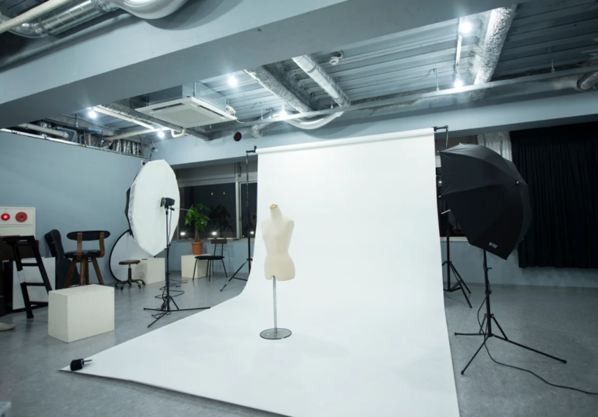 自然光もライティングも!「studio akegure」。南北に広がる大きな窓からの自然光、ストロボ、バック紙など