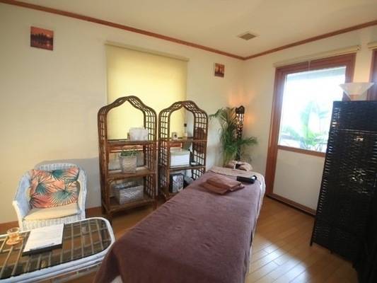 庭を見下ろす施術サロン-1