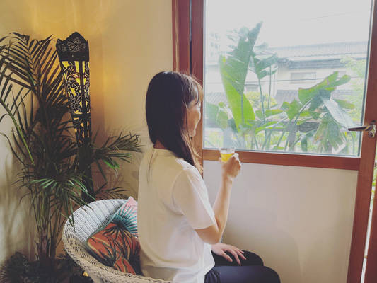 庭を見下ろす施術サロン-2