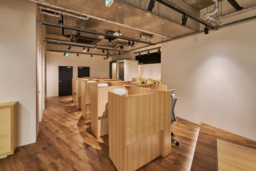 【大名天神】コワーキングスペースデザナイトのフリーアドレスエリア-4