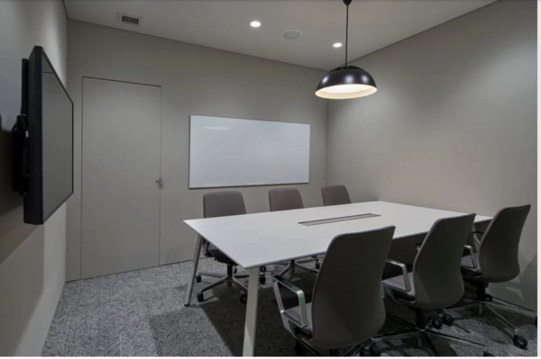最大8名様利用可能　モニター、ホワイトボード付 会議室B-1