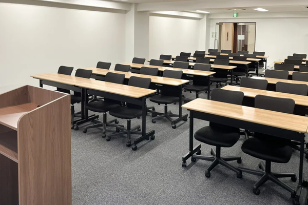 新橋駅から徒歩1分・内幸町1分のレンタルホール/着席人数56名-2