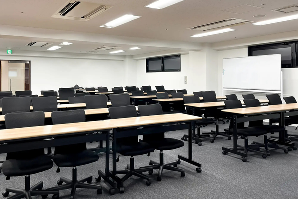 新橋駅から徒歩1分・内幸町1分のレンタルホール/着席人数56名-1