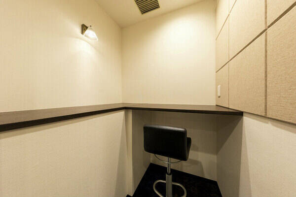 BIZcomfort静岡 1名用完全個室WEB会議ルームB-2
