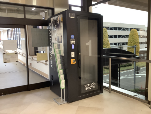 秋田空港出発フロア エスカレーター横-2