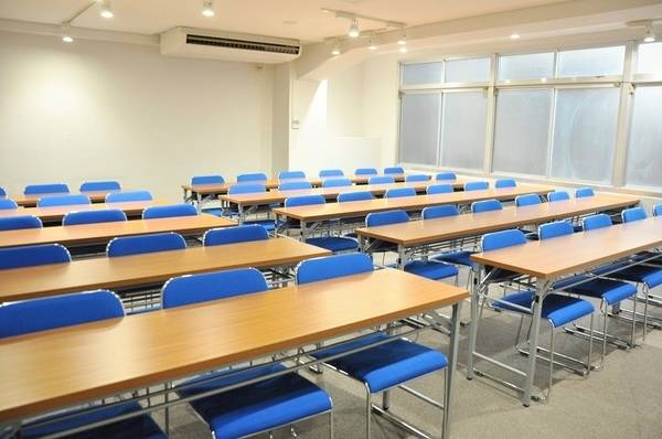 【小川町】B7出口から0分！24時間年中無休！研修や会議にオススメな清潔感のある貸し会議室(45名)